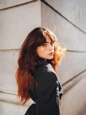 Femme aux cheveux longs et ondul&eacute;s